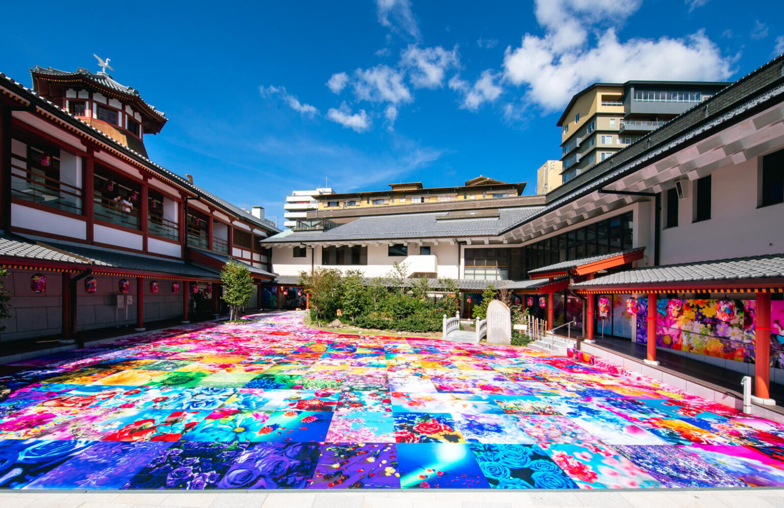 蜷川実花さんの作品「道後温泉別館 飛鳥乃湯泉中庭インスタレーション